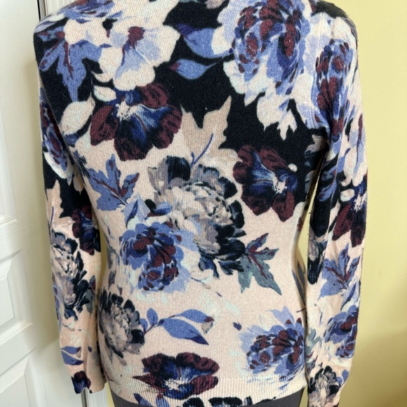 Gorgeous Lord and Taylor floral printed cashmere sweater - Picture 2 of 6